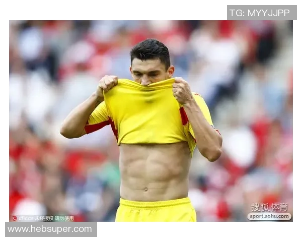 外国足球明星的腹肌魅力揭秘他们如何塑造完美身材的秘密与训练方法